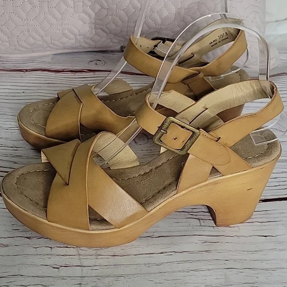 Chinese Laundry Tan Faux Leather Wedges Size 7 - Picture 2 of 7